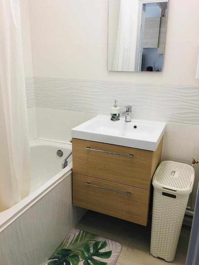 Studio Cosy Et Moderne Au Couchant Situe 150M De La Plage -Avec Parking Gratuit Prive - 25M2 - Climatise - Balcon - Wifi Gratuit ลา กร็องเดอ-ม็อต ภายนอก รูปภาพ